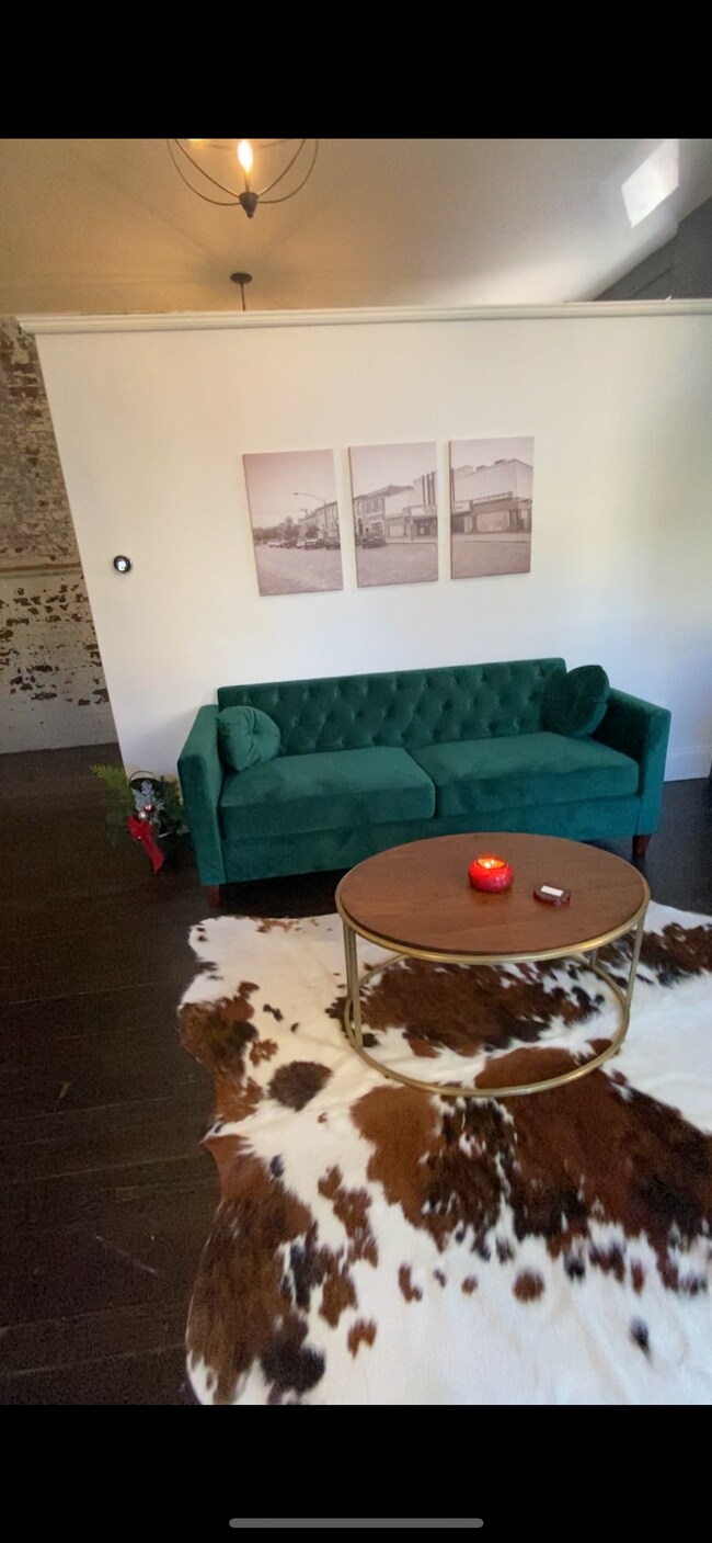 Building Photo - 1720 Pleasant St