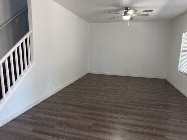 Building Photo - Beautifully updated 4 bedroom plus loft, 2...