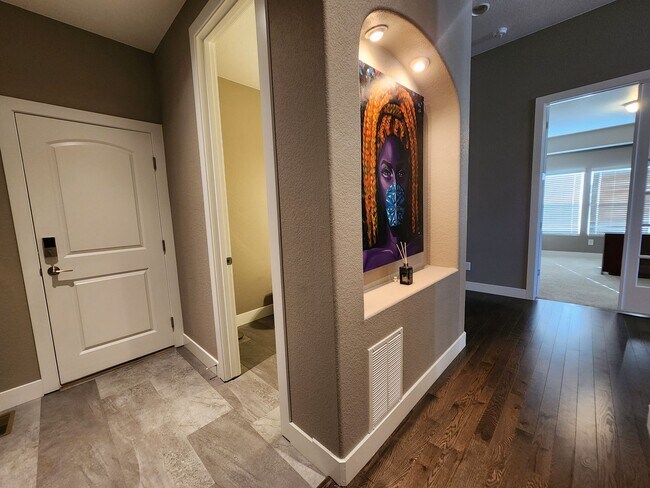 Building Photo - 4 Bed 4 Bath Located in Wolf Ranch!