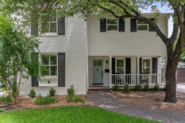 Building Photo - CHARMING 3-BEDROOM IN THE HEART OF ALAMO H...