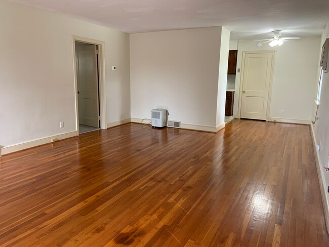 Building Photo - Adorable 2 Bedroom Duplex Close to Downtow...