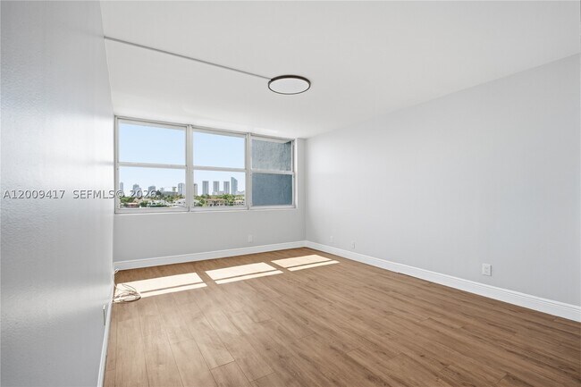 Foto del edificio - 16570 NE 26th Ave