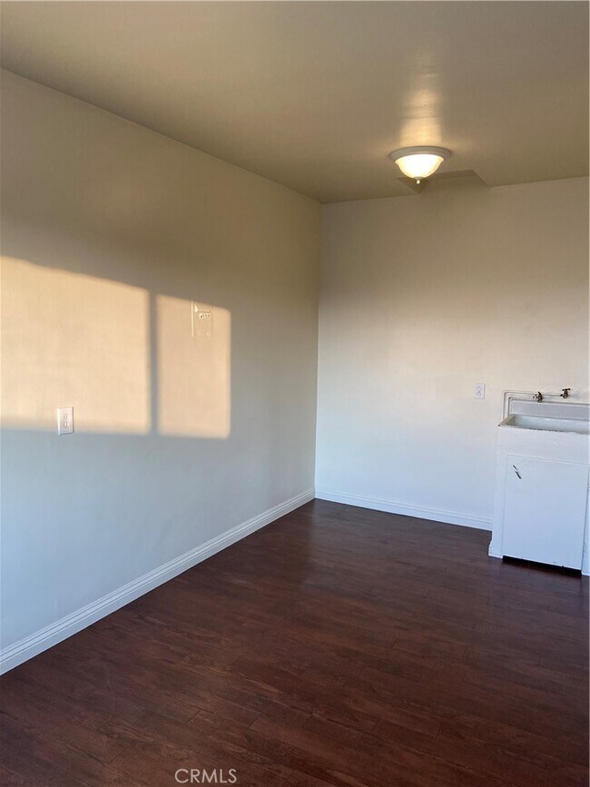 Foto del edificio - 11140 1/2 South Mariposa Ave-