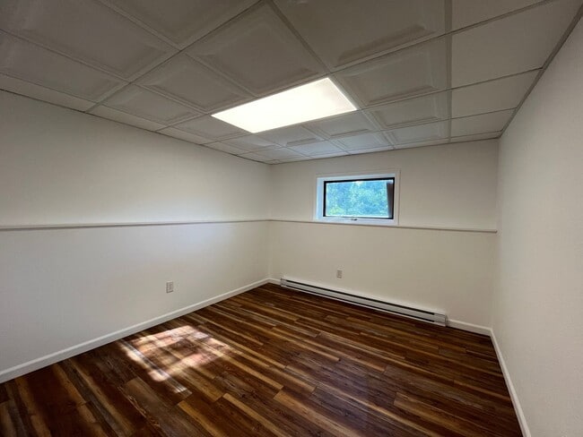 Building Photo - Newly renovated 3bd/1ba apt w. Garage