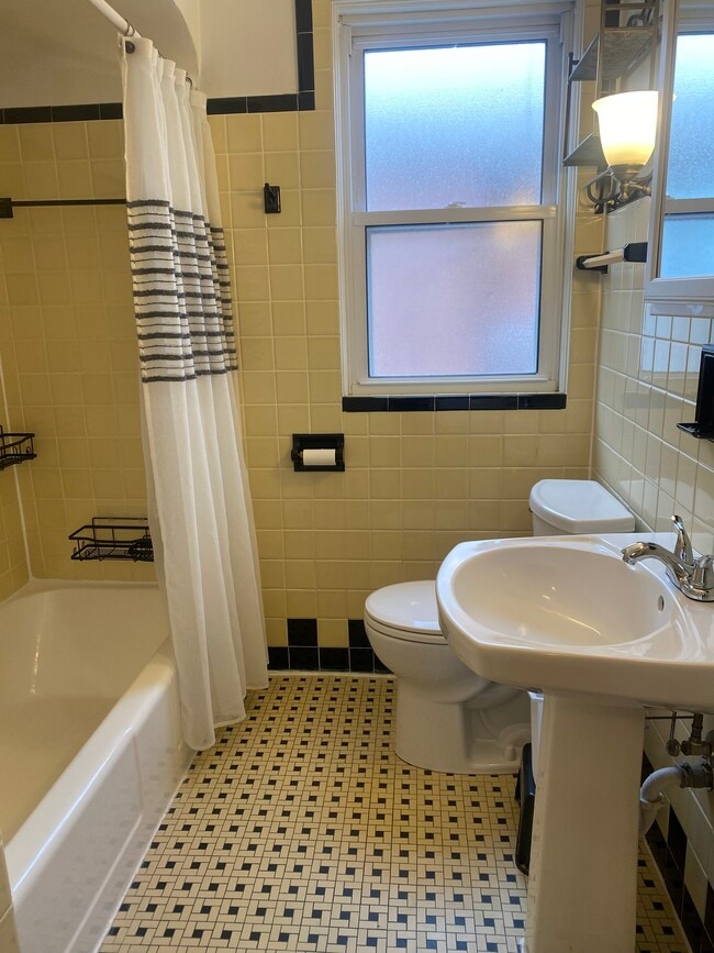 Fotografía del edificio - 711 N 11th Ave