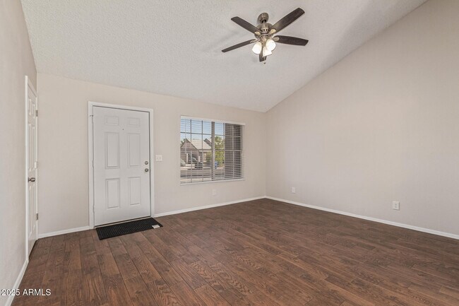 Building Photo - 950 E Wickieup Ln