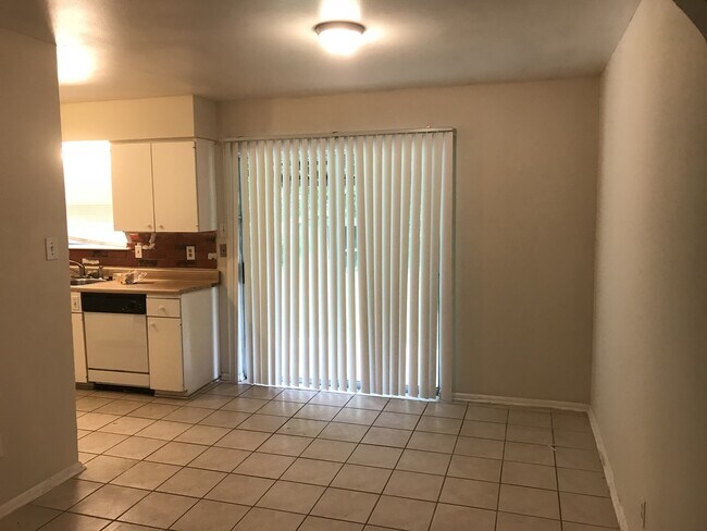 Foto del edificio - 225 Meadow Ln