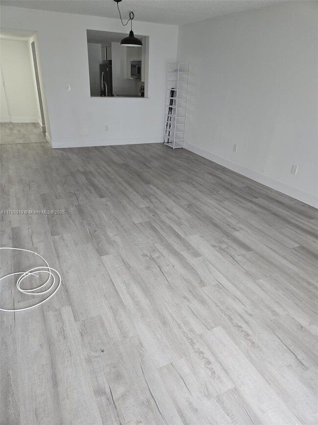Foto del edificio - 2860 Somerset Dr
