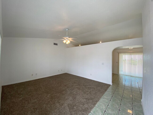 Foto del edificio - Great 3 Bedroom Home in Golden Valley on Pavement!