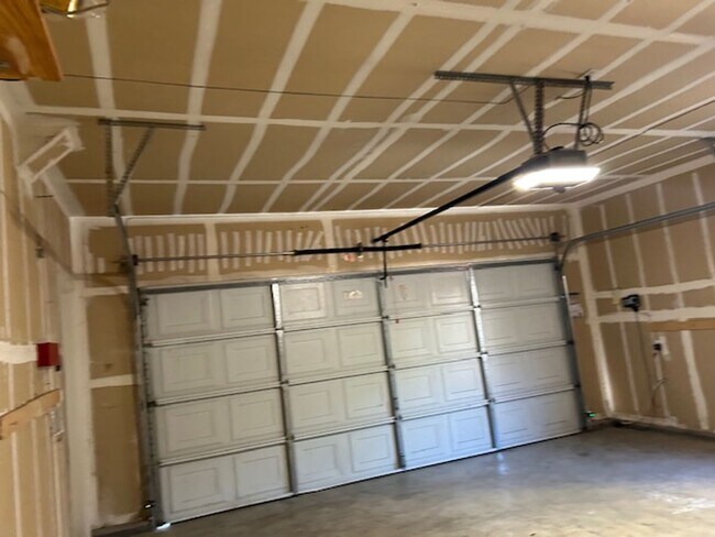 Foto del edificio - Spacious 4 bedroom, 2.5 Bathroom Available...