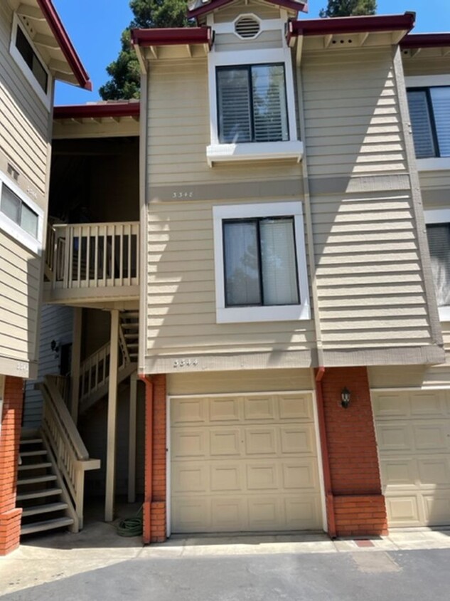 Foto principal - Pleasanton Townhouse, 2 Bed 2 Bath Upstair...