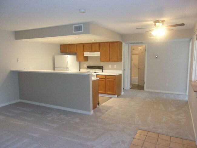 Foto del edificio - Convenient Condo Living Just Steps from CSU!