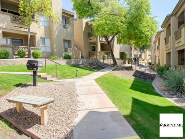 Nestled at the Base of Phoenixs Scenic Hil... - Nestled at the Base of Phoenixs Scenic Hil... House