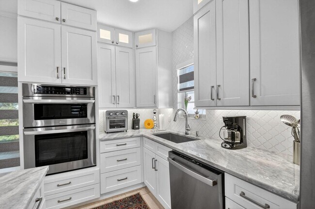 Building Photo - 1511 S Palmway