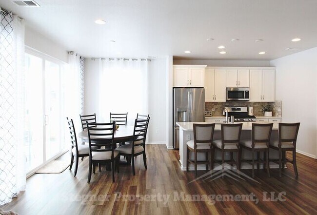 Building Photo - Beautiful Newer Home