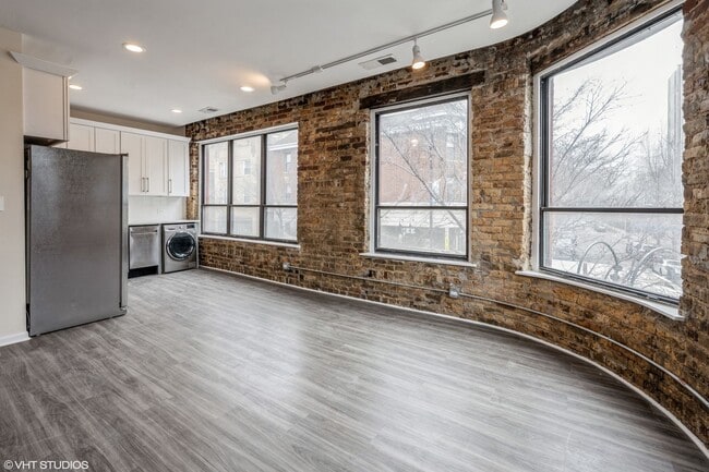 Building Photo - 2530 N Clark St