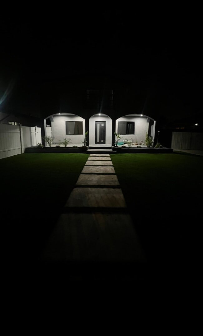 Building Photo - 13935 Valerio St