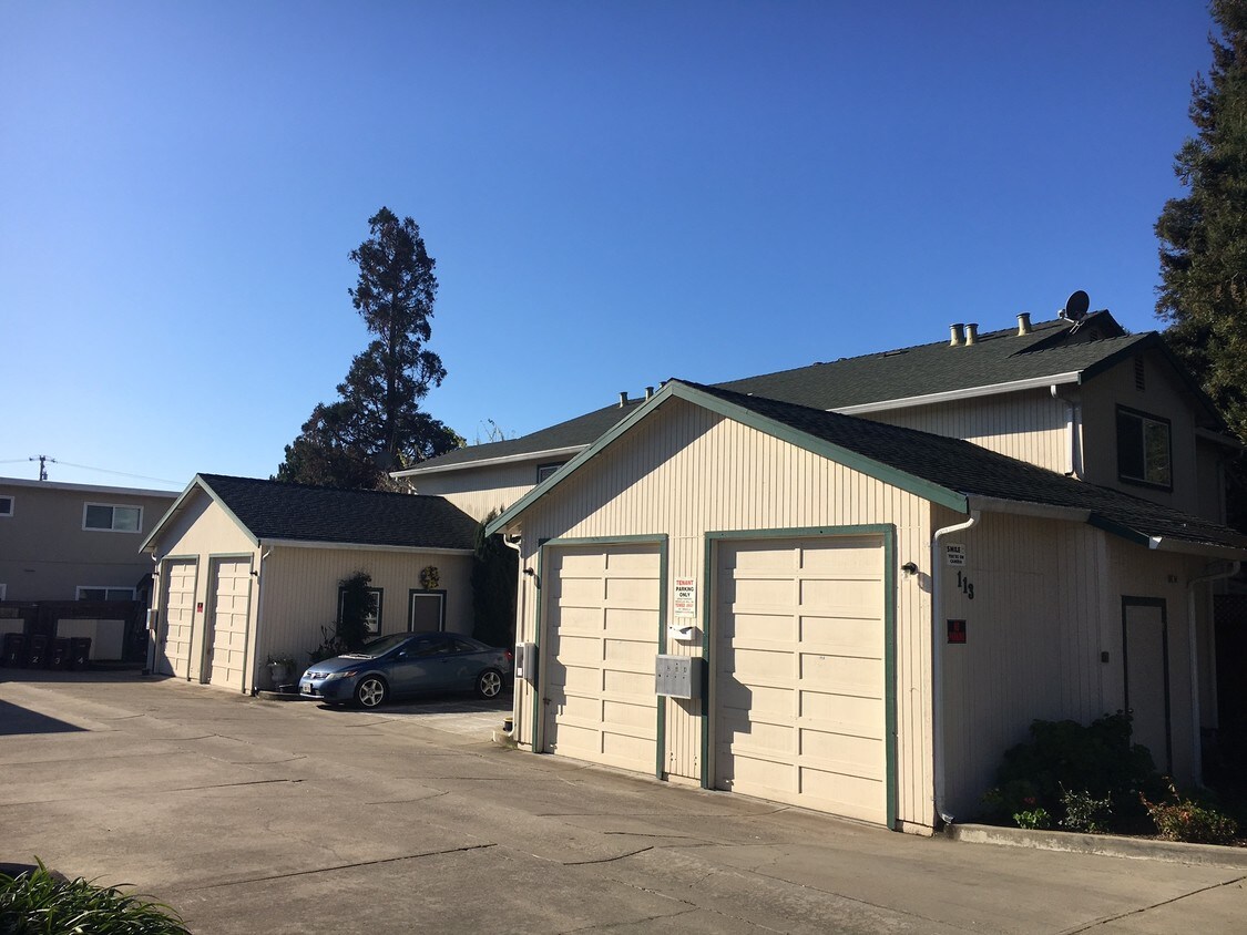 Building Photo - 113 Lund Ave