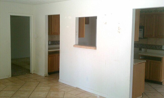 Building Photo - 7710 Tully St