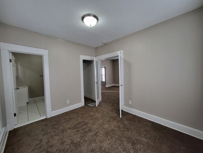 Foto del edificio - Two bedroom home with partially fenced yard!