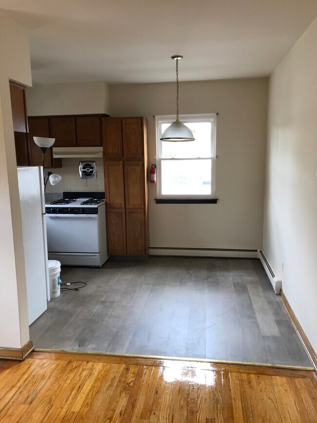 Comedor - 222 Semel Ave