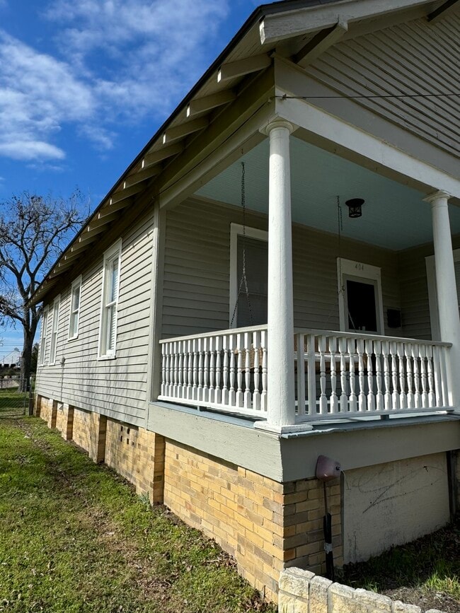 Building Photo - 404 Church St