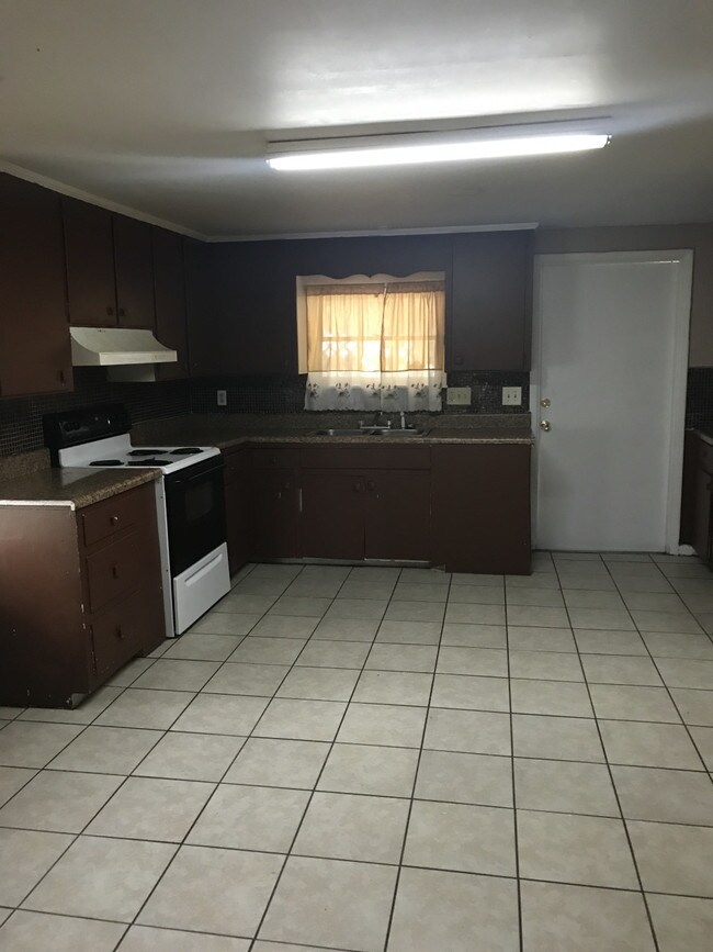 Building Photo - 841 lake ida
