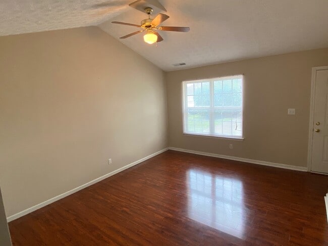 LIVING ROOM - 752 Jennings Ct