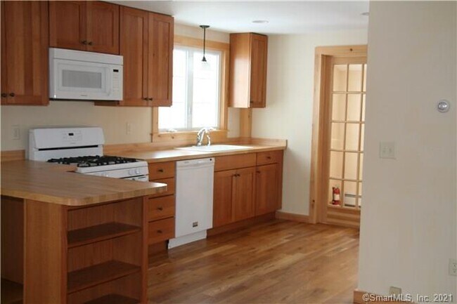 Building Photo - 569 Quaker Farms Rd