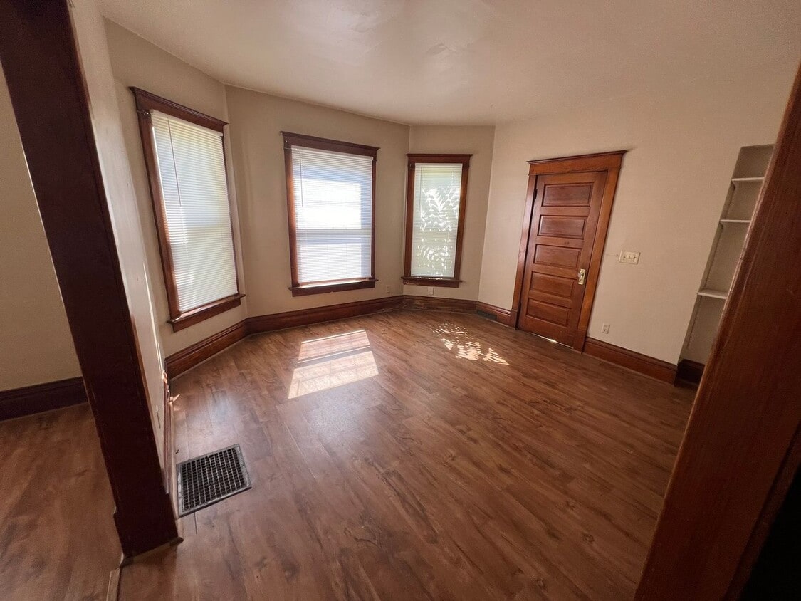 Primary Photo - Large 4 bedroom house east of campus for A...