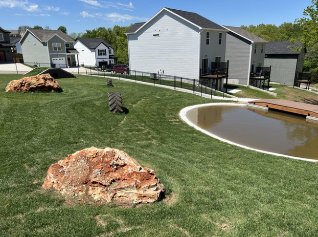 Parque para perros comunitario con estanque acuático y carrera de obstáculos para perros - 110 Sierra Cir