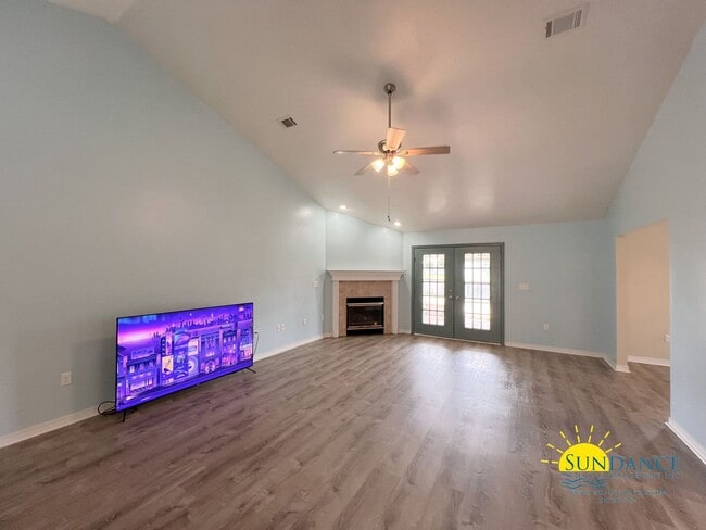 Building Photo - Charming 3-Bedroom Home with Outdoor Perks...