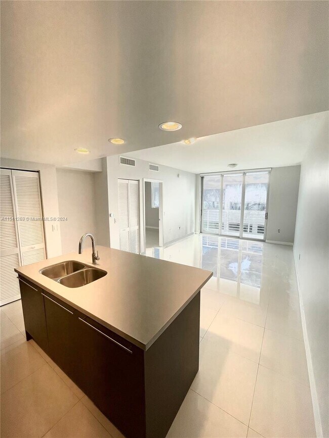 Foto del edificio - 7875 NW 107th Ave