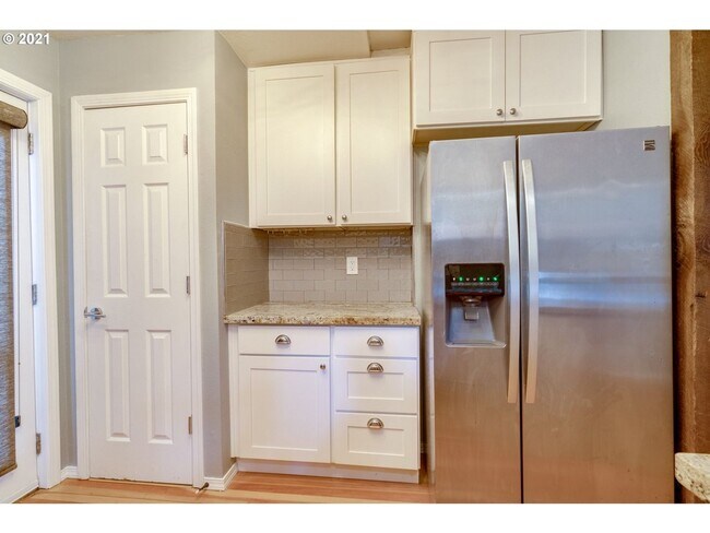 Building Photo - Move-in Special! No Deposit + $500 Off Ren...