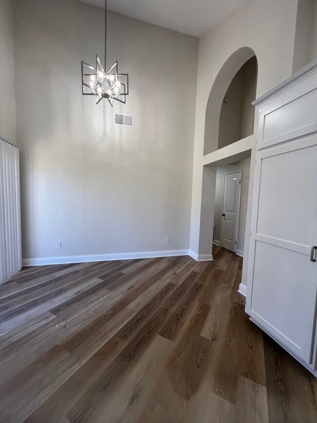Foto del edificio - 737 Ashbrook Dr