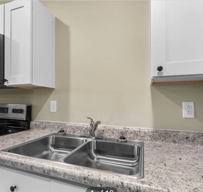 Building Photo - 1300 W Mar Elm St