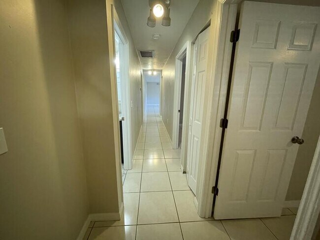 Building Photo - 5 Braddock Ln