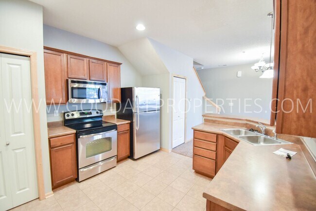 Foto del edificio - 2 Bedroom, 1.5 Bath Townhome in Jordan Creek area!