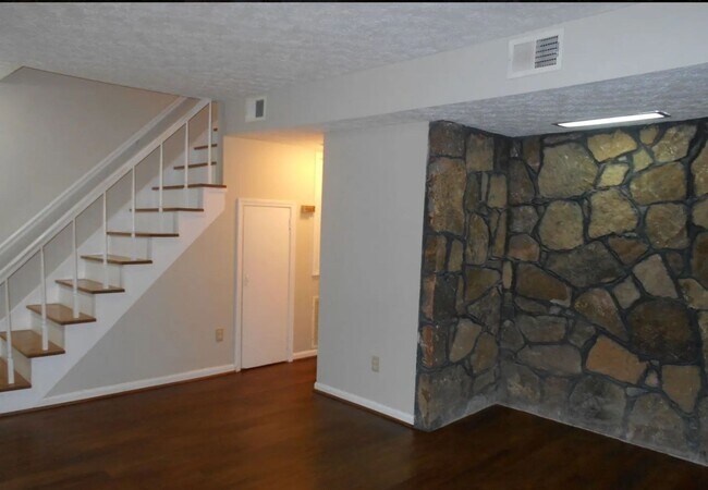 Foto del edificio - Available Fall 2026!