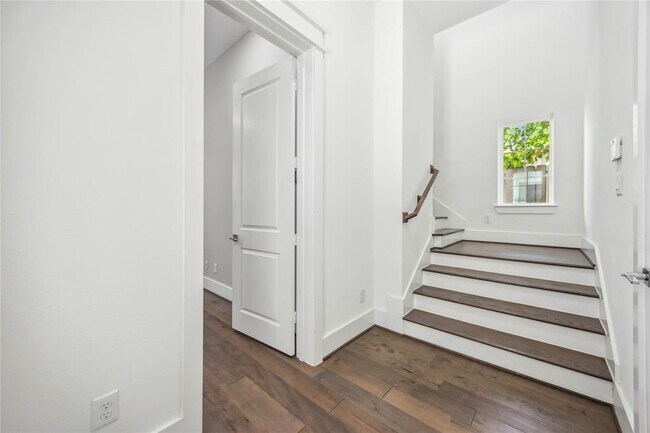 Foto del edificio - 1165 W 24th St