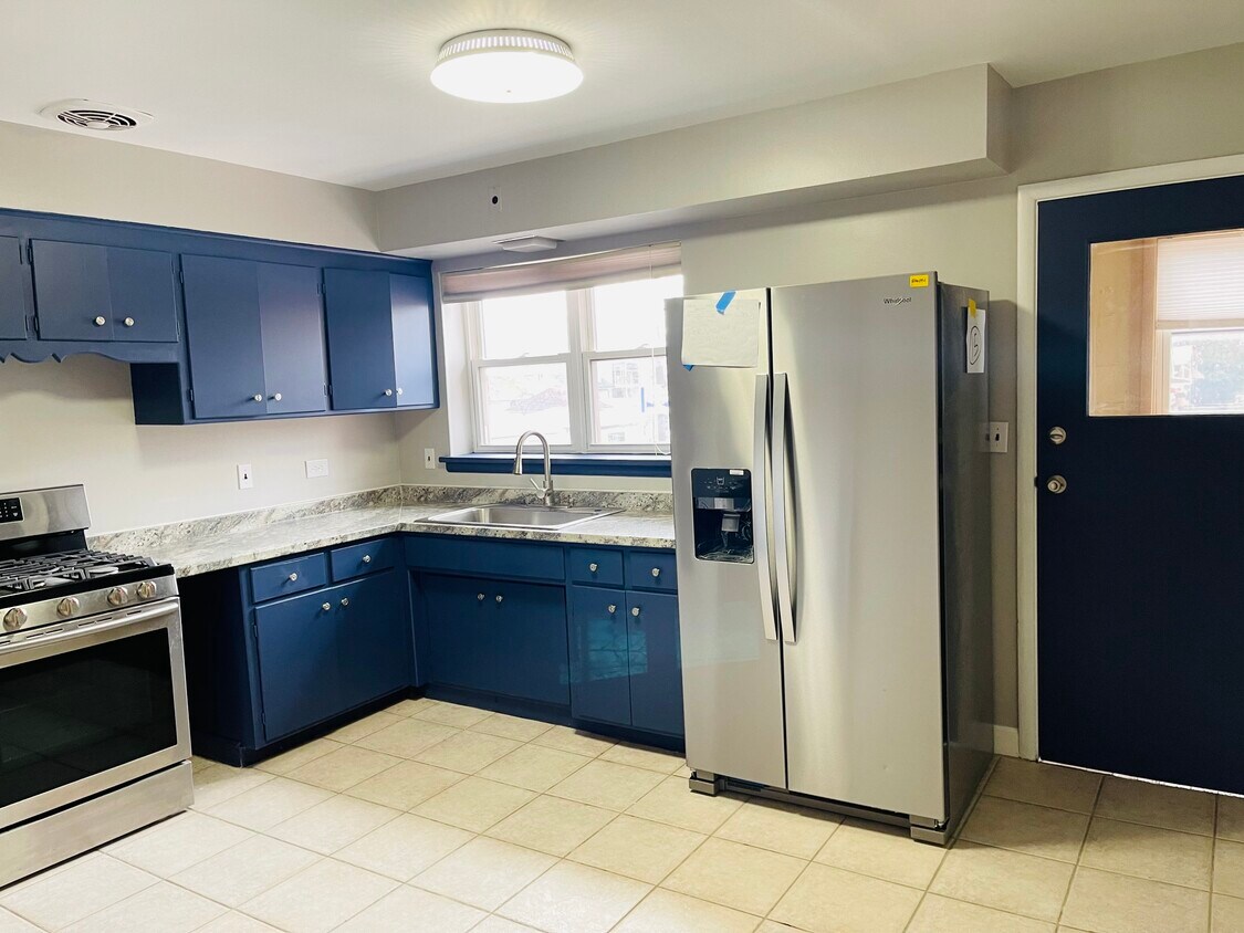 Kitchen - 4725 W Fullerton Ave