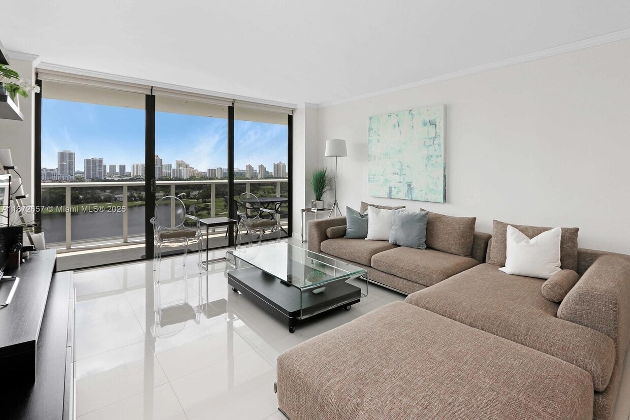 Foto principal - 3675 N Country Club Dr