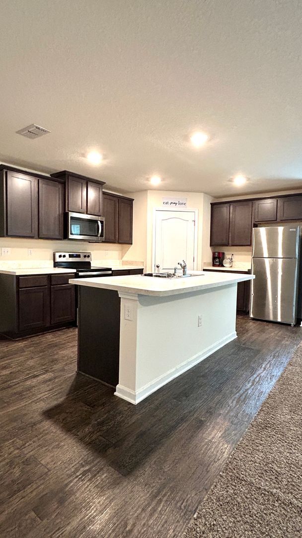 Foto del edificio - Fabulous 4 Bedroom 2 Bath in Pritchard Point