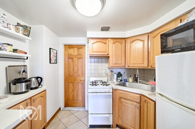 Foto del edificio - 324 W 76th Street Unit 4 A