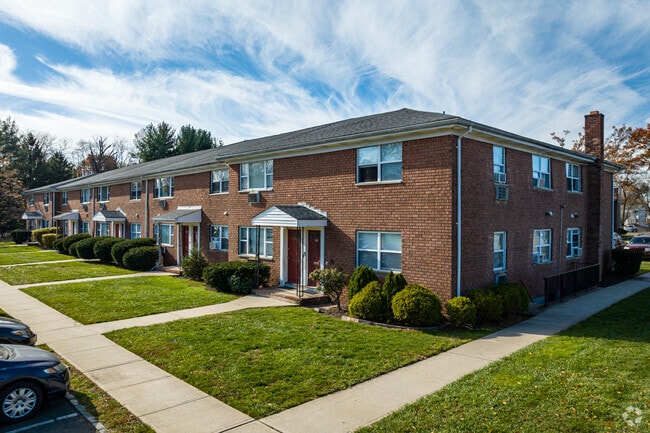 Building Photo - Hampton Gardens