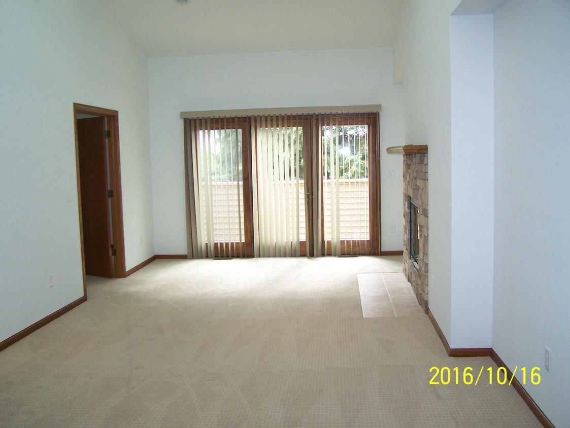 dining/living room - 5285 Dierks Dr
