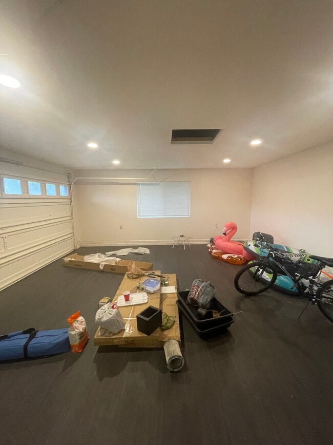 Building Photo - 1044 E Michelle St