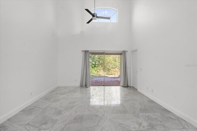 Foto del edificio - 14852 Laguna Beach Cir