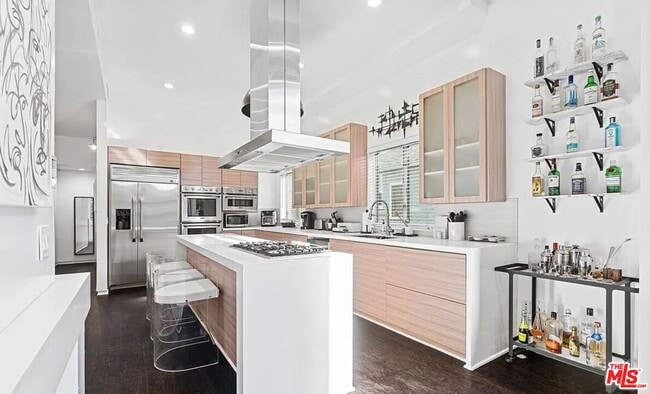 Building Photo - 615 6th Ave