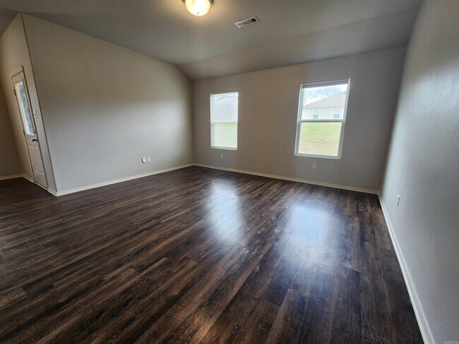 Building Photo - 2412 Kenneth Dr